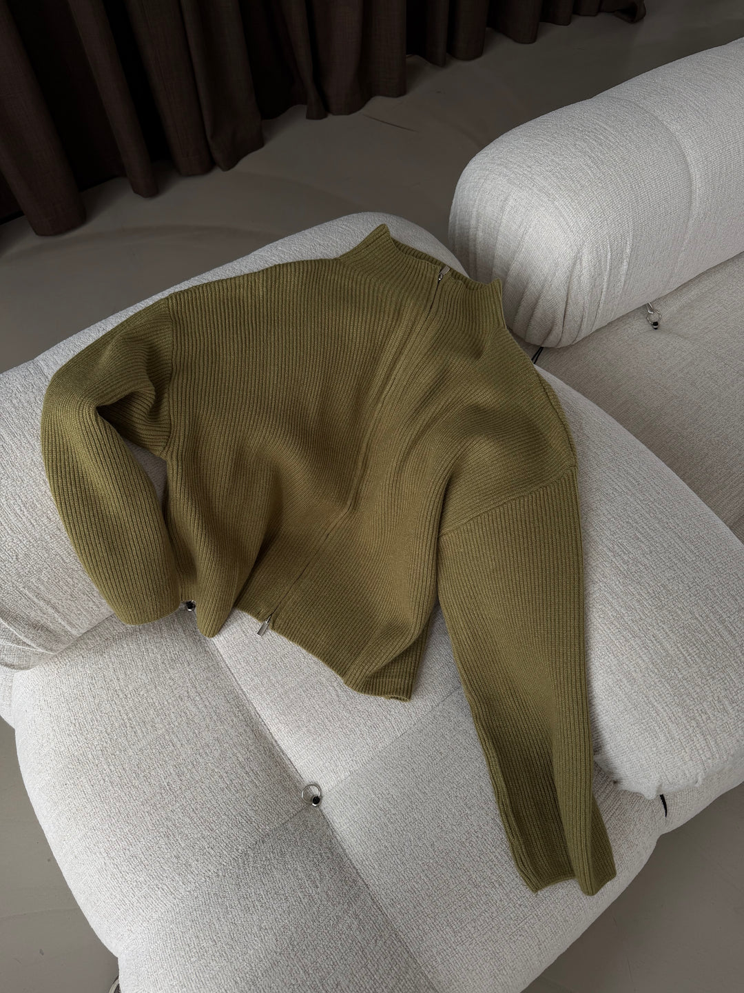 Weicher Strick Cardigan mit weiten Ärmeln, Stehkragen und Reißverschluss in Khaki