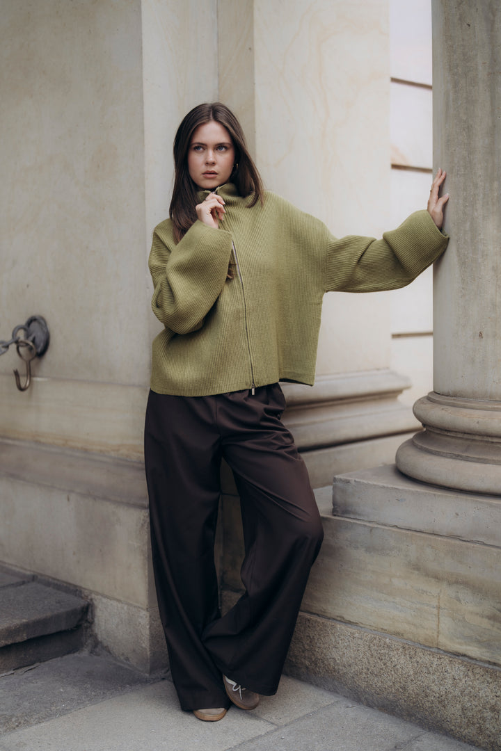 Oversized Cardigan aus weichem gerippten Strick mit weiten Ärmeln und Stehkragen. Zwei-Wege-Reißverschluss.