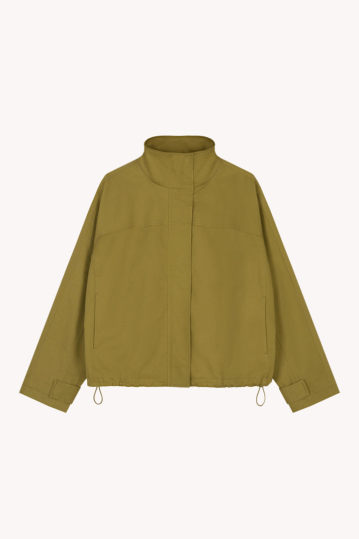 Blouson Jacke mit Stehkragen und weiten Ärmeln in hellem Oliv.