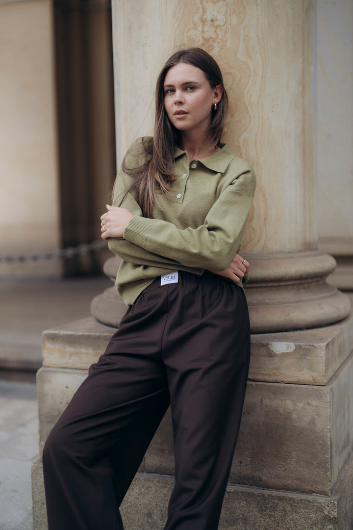 Pullover aus weichem Strick mit Polo Kragen und Knöpfen in Perlmutt Optik in Oliv Khaki