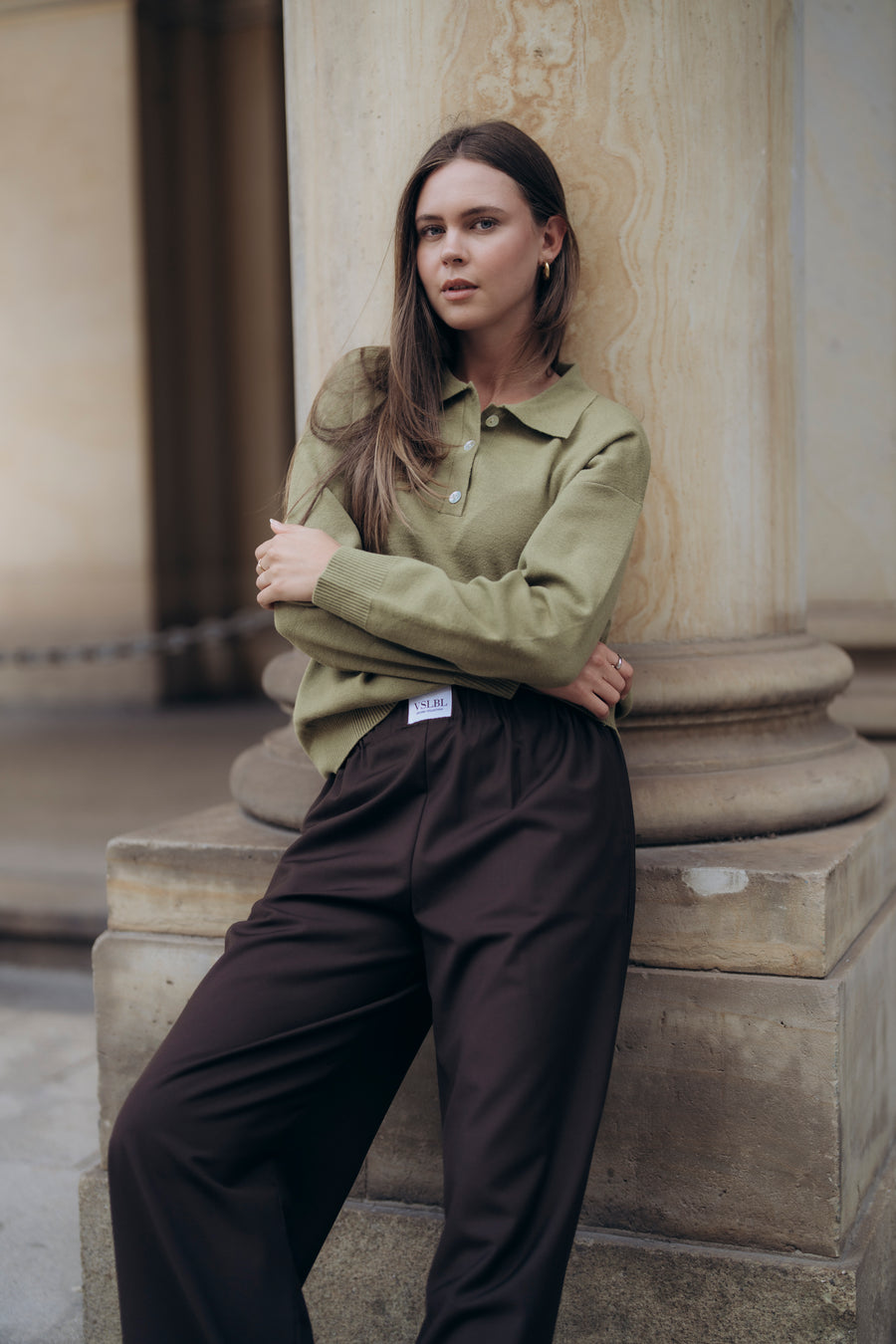 Pullover aus weichem Strick mit Polo Kragen und Knöpfen in Perlmutt Optik in Oliv Khaki
