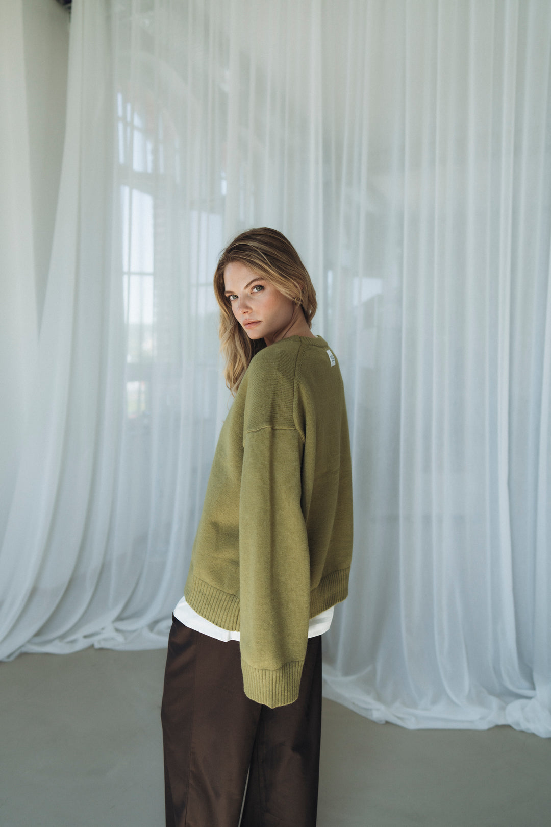 Oversized Pullover mit langen Ärmeln und VSLBL Logo Patch im Nacken. Überschnitten Schultern. Khaki Oliv Grün