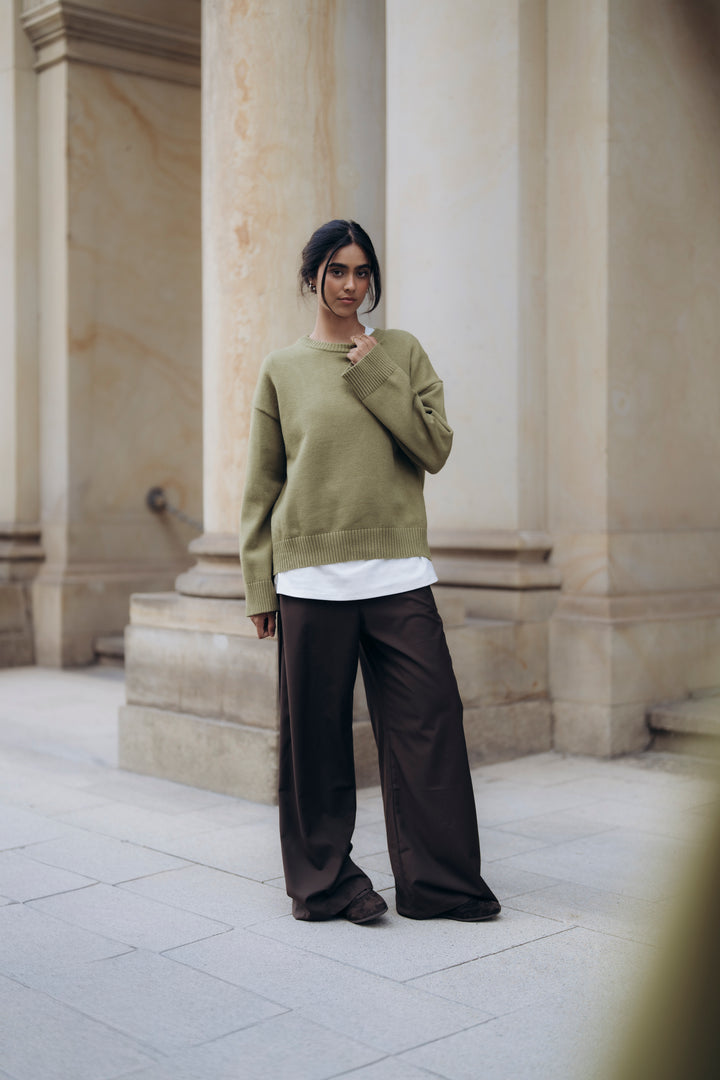 Oversized Crew Neck Pullover in hellem Oliv mit langen Ärmeln und Logo-Patch im Nacken.