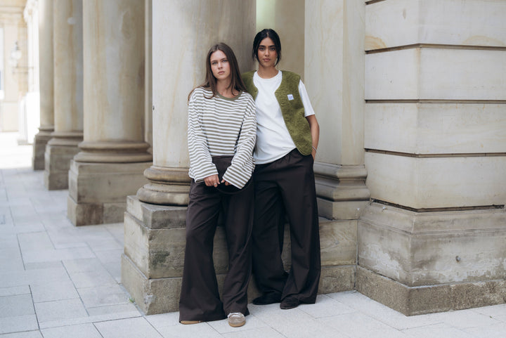 Weiß-oliv gestreiftes Longsleeve mit oliv farbengem Kragen. 