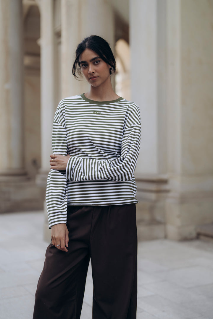 Olive weiß gestreiftes Longsleeve mit Stickerei vorne.