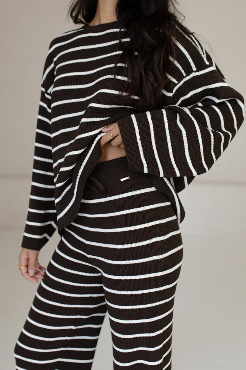 Oversized Shirt NURIA in Chocolate mit weißen Streifen – Detailansicht zur passenden Strickhose NURIA.