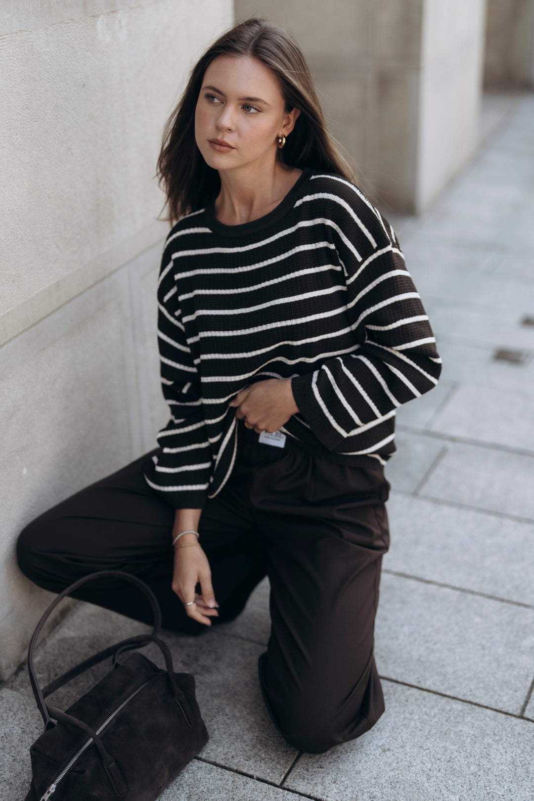 Oversized Shirt NURIA in Chocolate mit weißen Streifen mit der weiten Hose TOSCA.