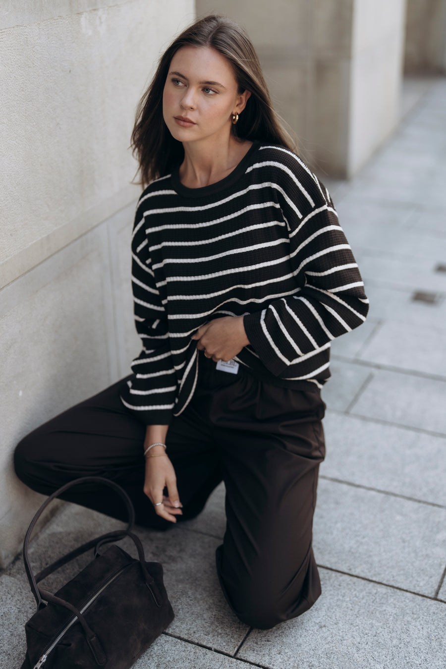 Oversized Shirt NURIA in Chocolate mit weißen Streifen mit der weiten Hose TOSCA.