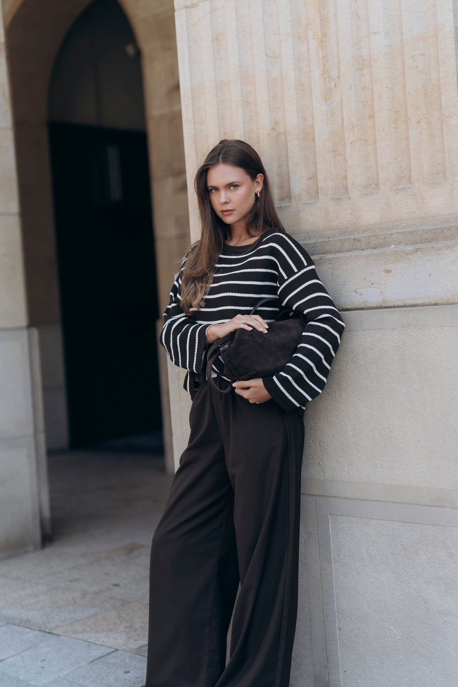 Oversized Shirt NURIA in Chocolate mit weißen Streifen zur weiten Hose TOSCA in Chocolate.