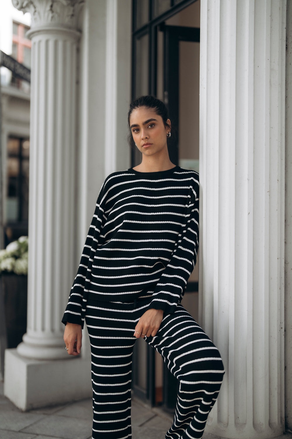 Oversized Shirt NURIA in Chocolate mit weißen Streifen an Model im Set mit passender Hose.