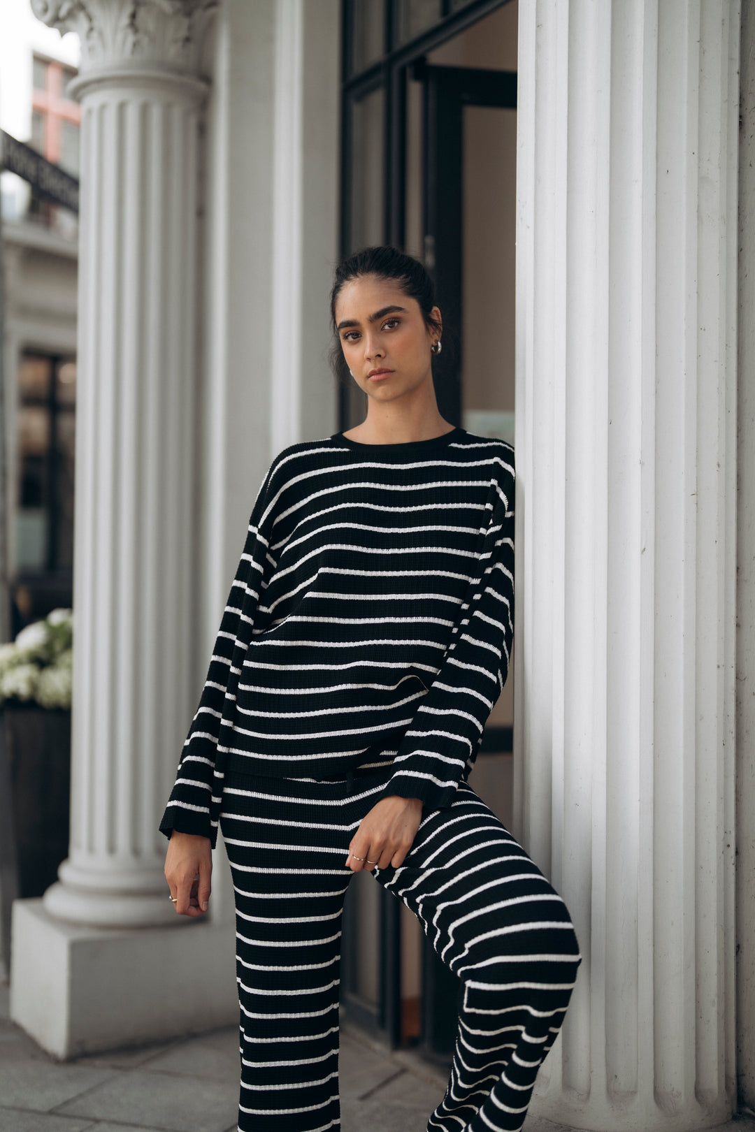 Oversized Shirt NURIA in Chocolate mit weißen Streifen an Model im Set mit passender Hose.
