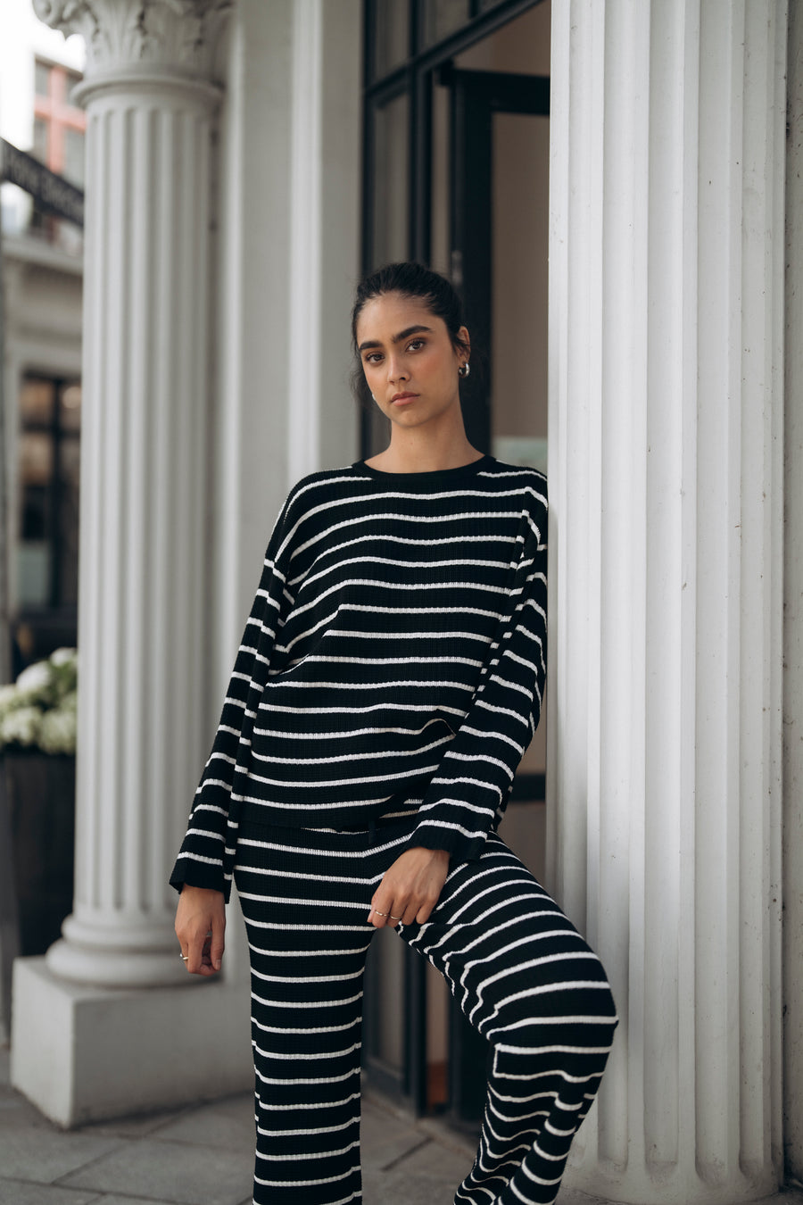 Oversized Shirt NURIA in Chocolate mit weißen Streifen an Model im Set mit passender Hose.