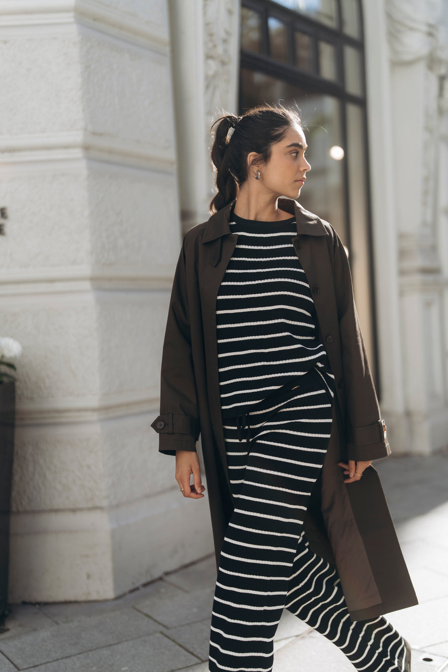 Oversized Shirt NURIA in Schwarz mit weißen Streifen an Model.