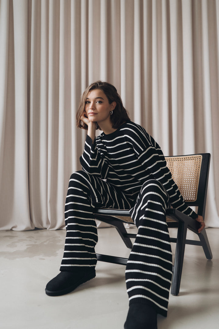 Oversized Shirt NURIA in Schwarz mit weißen Streifen zur passenden Strickhose NURIA.