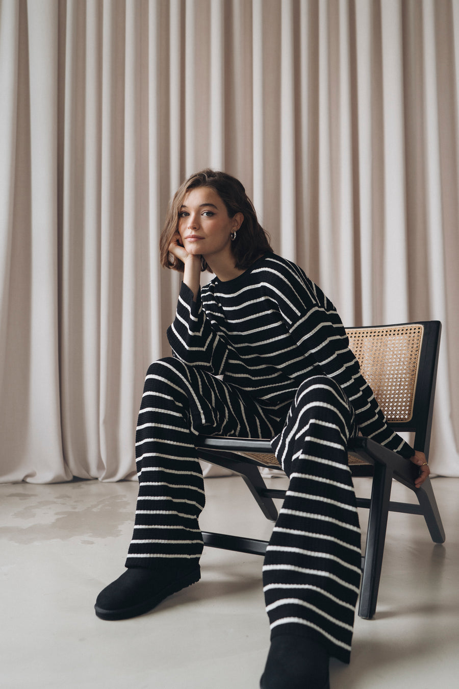 Oversized Shirt NURIA in Schwarz mit weißen Streifen zur passenden Strickhose NURIA.
