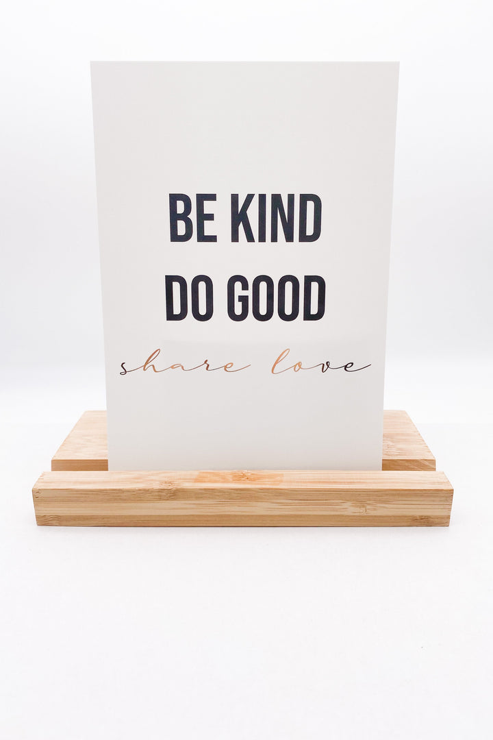 Postkarte "Be kind, do good, share love" mit Golddruck